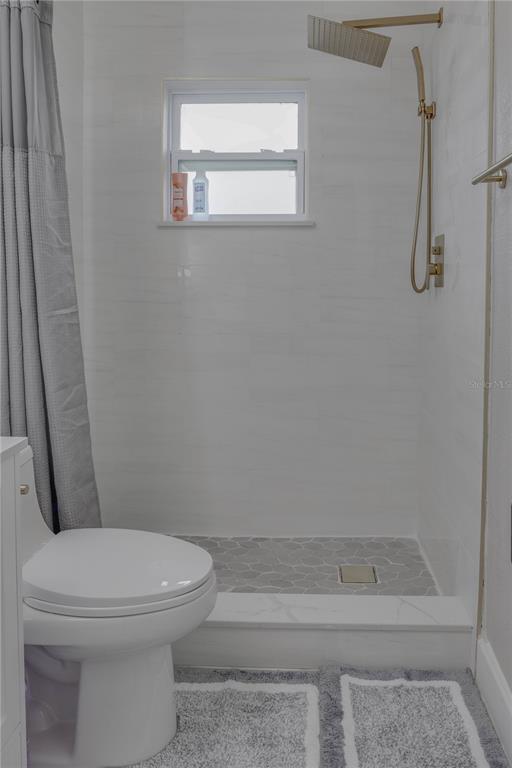 110 Duval Road Winter Haven, FL 33884 - Photo 20 of 25 a bathroom with a toilet and a shower