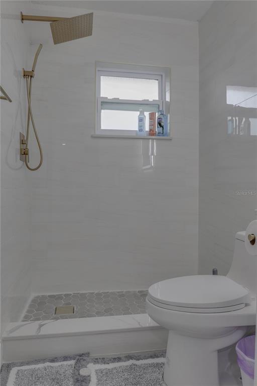 110 Duval Road Winter Haven, FL 33884 - Photo 22 of 25 a bathroom with a toilet and a shower