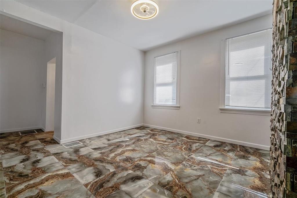 28 Coles Row McKees Rocks, PA 15136 - Photo 20 of 50 Living Room