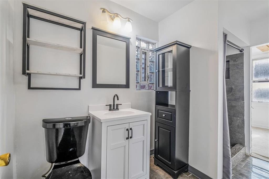 28 Coles Row McKees Rocks, PA 15136 - Photo 26 of 50 Bathroom