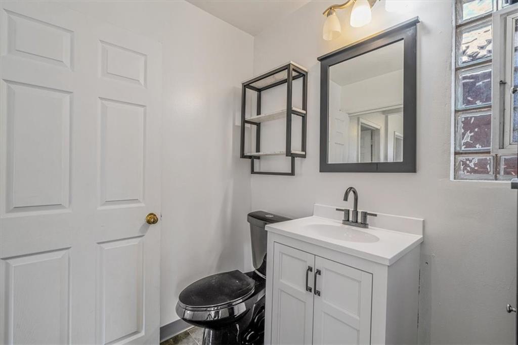 28 Coles Row McKees Rocks, PA 15136 - Photo 27 of 50 Bathroom
