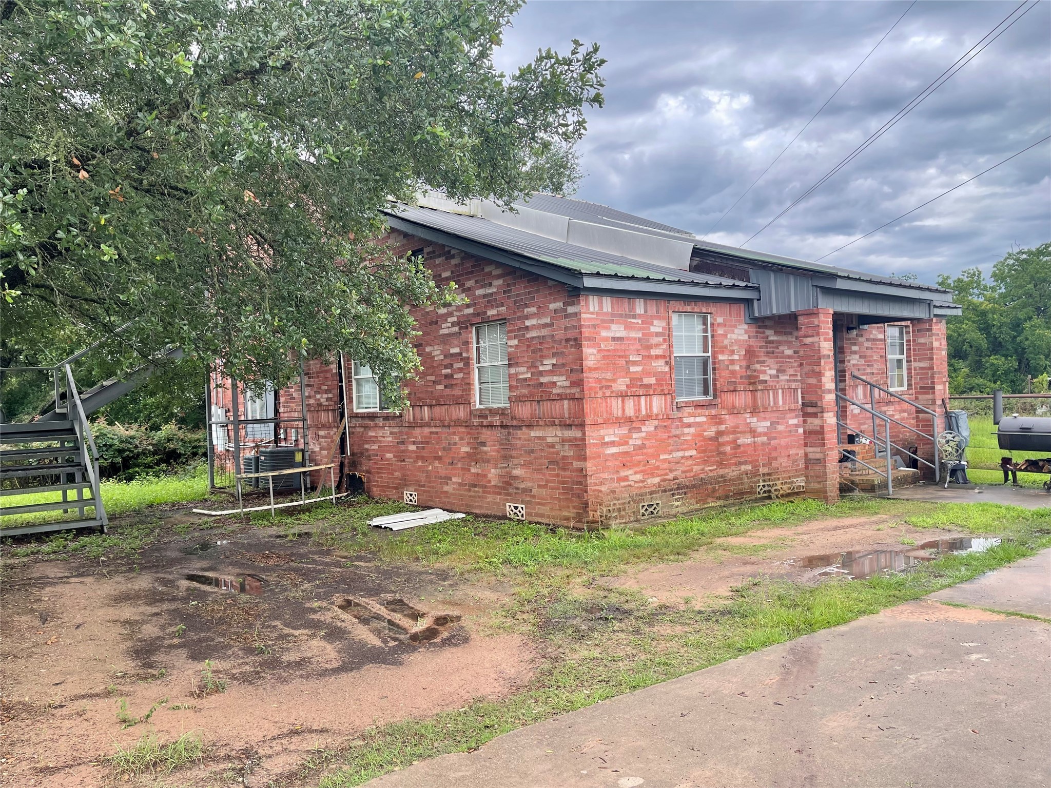 20661 Cochran Road Prairie View, TX 77445 - Photo 1 of 8 a front view of a house with a garden