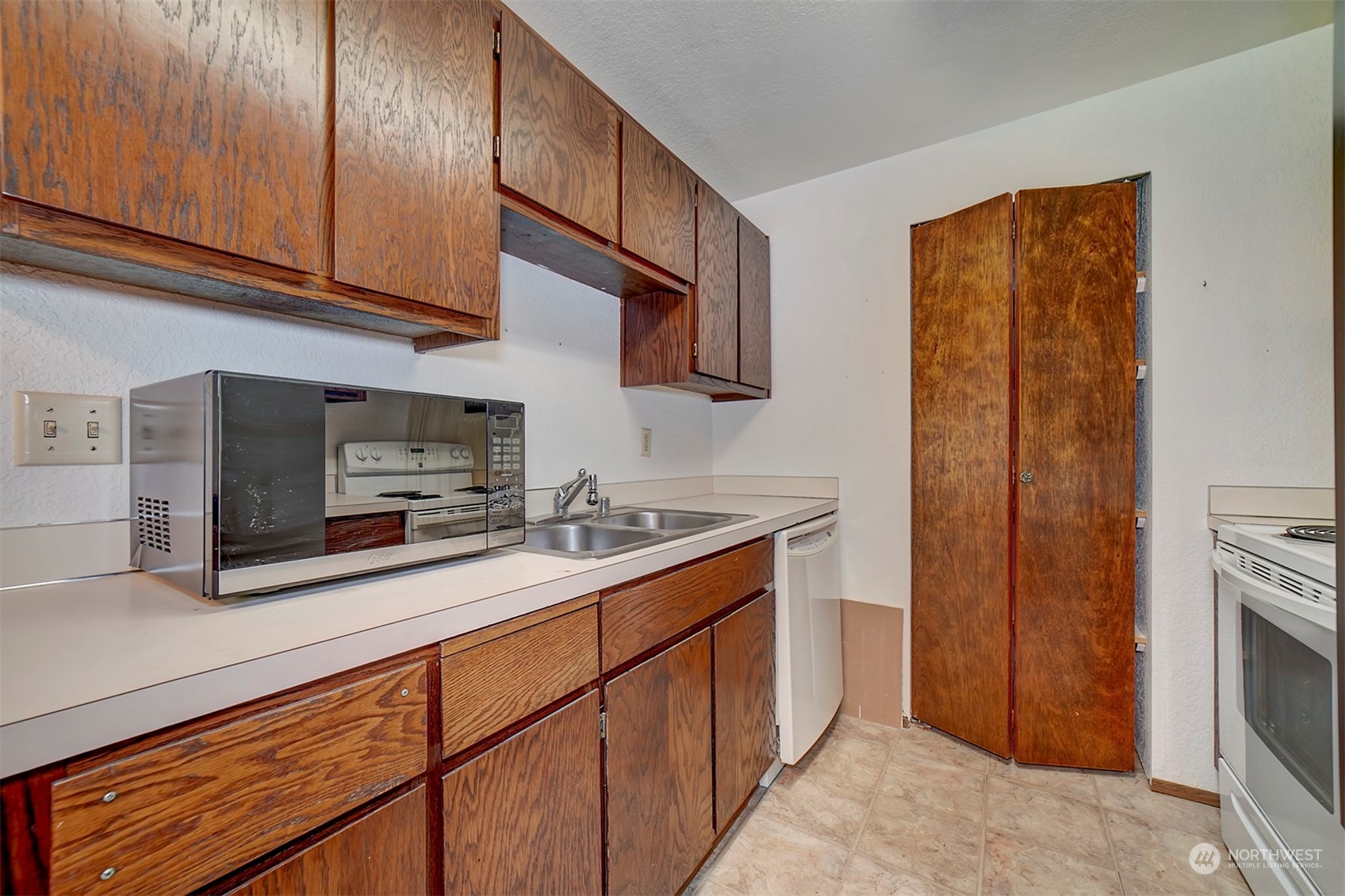 7615 Illahee Road Northeast Bremerton, WA 98311 - Photo 7 of 23 a kitchen with stainless steel appliances granite countertop a sink stove and refrigerator