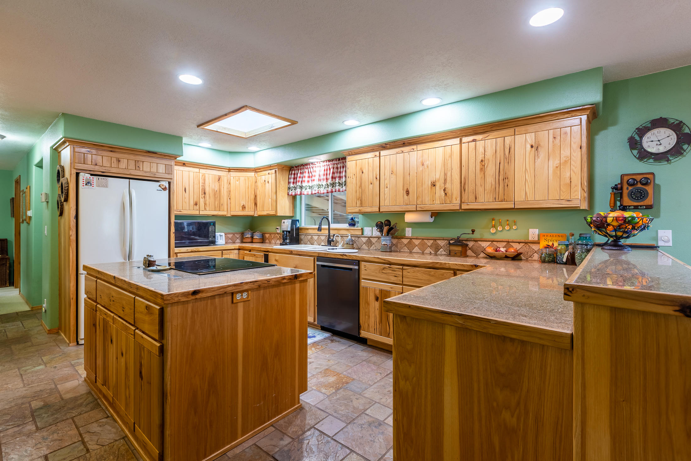 61255 Ward Road Bend, OR 97702 - Photo 16 of 63 Knotty Hickory Cabinets & Granite Tile