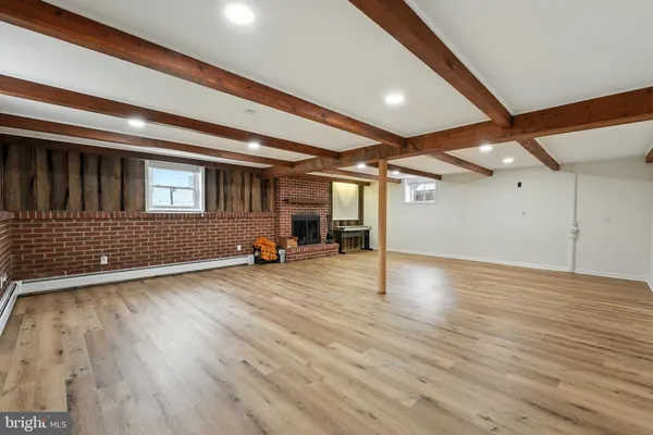 a view of a yard with a house