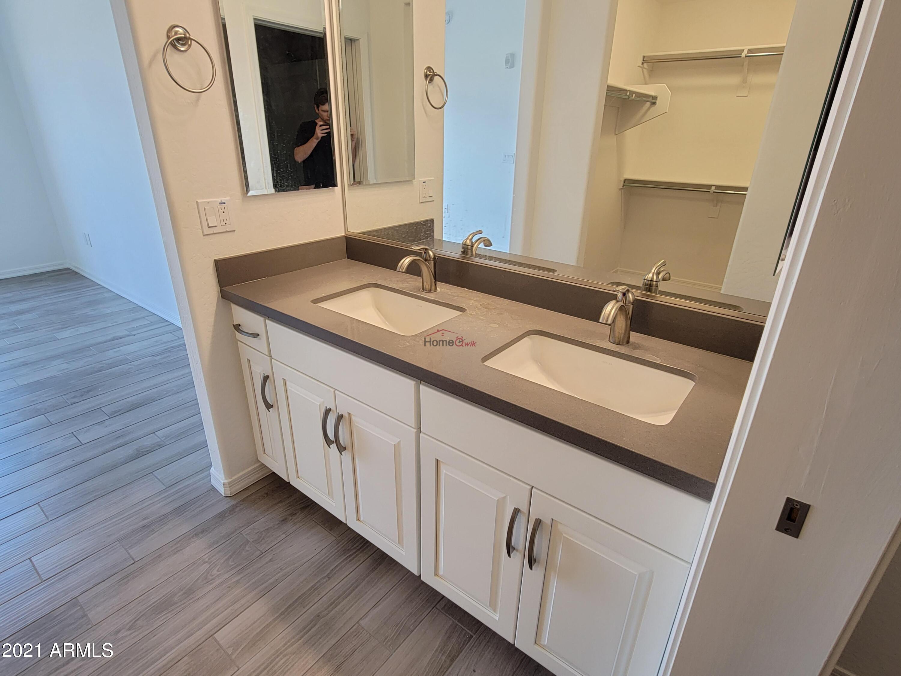 17850 North 68th Street, Unit 2063 Phoenix, AZ 85054 - Photo 21 of 23 a spacious bathroom with 2 sink and a mirror