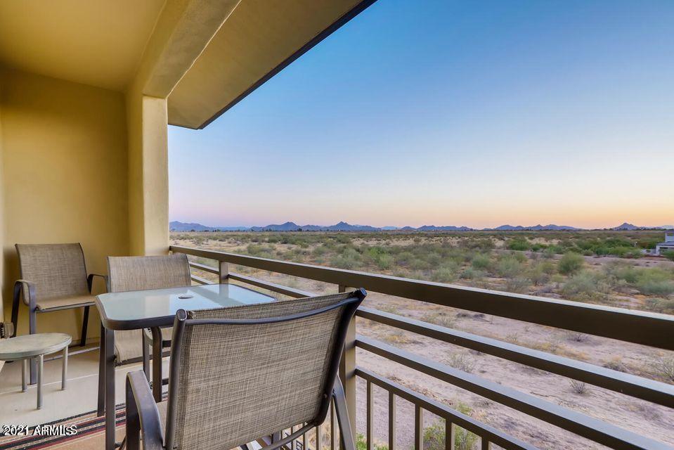 17850 North 68th Street, Unit 2063 Phoenix, AZ 85054 - Photo 4 of 23 a view of a balcony with table and chairs