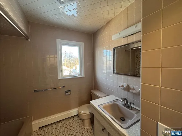 $2,400 | 177 Falmouth Avenue, Elmwood Park, NJ 07407