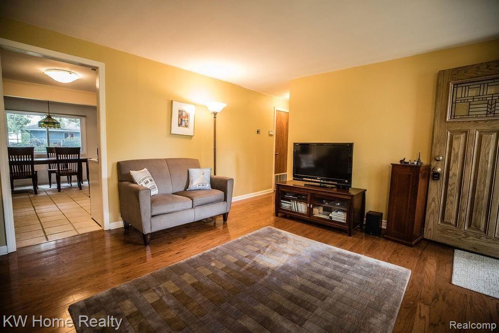 241 Ruppert Street Commerce Township, MI 48382 - Photo 4 of 51 7E8A4185.jpg