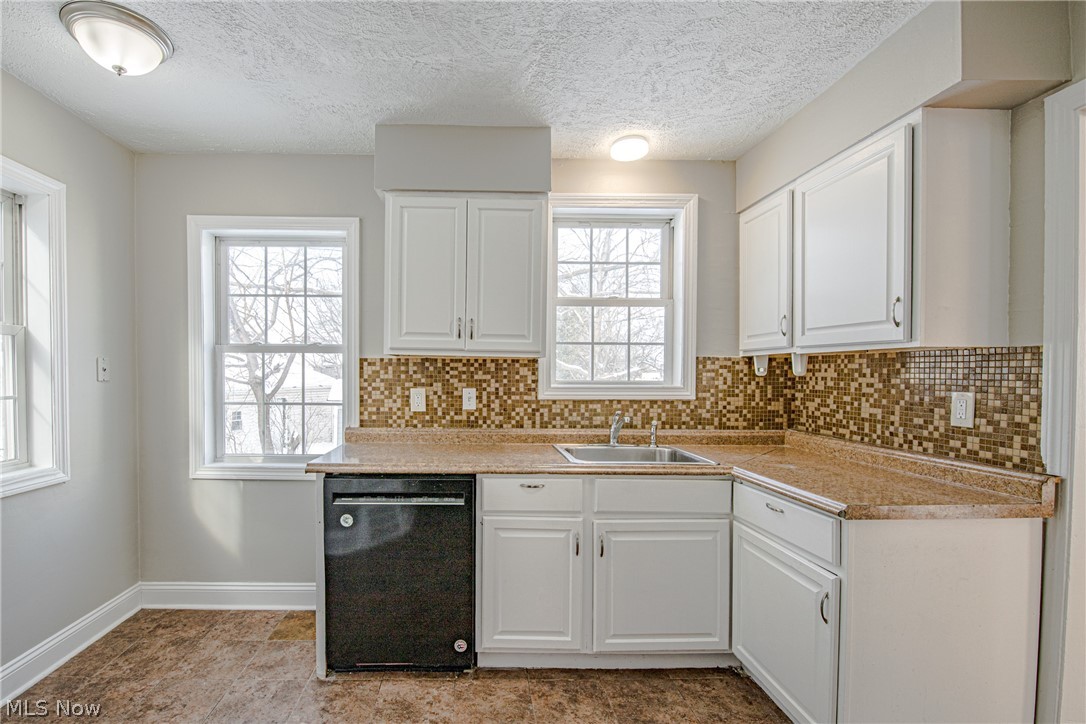 3685 Woodridge Road Cleveland, OH 44121 - Photo 11 of 25