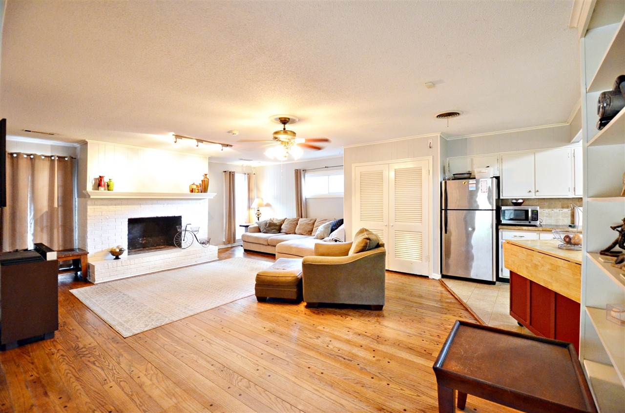 1063 Colonial Road Memphis, TN 38117 - Photo 2 of 25