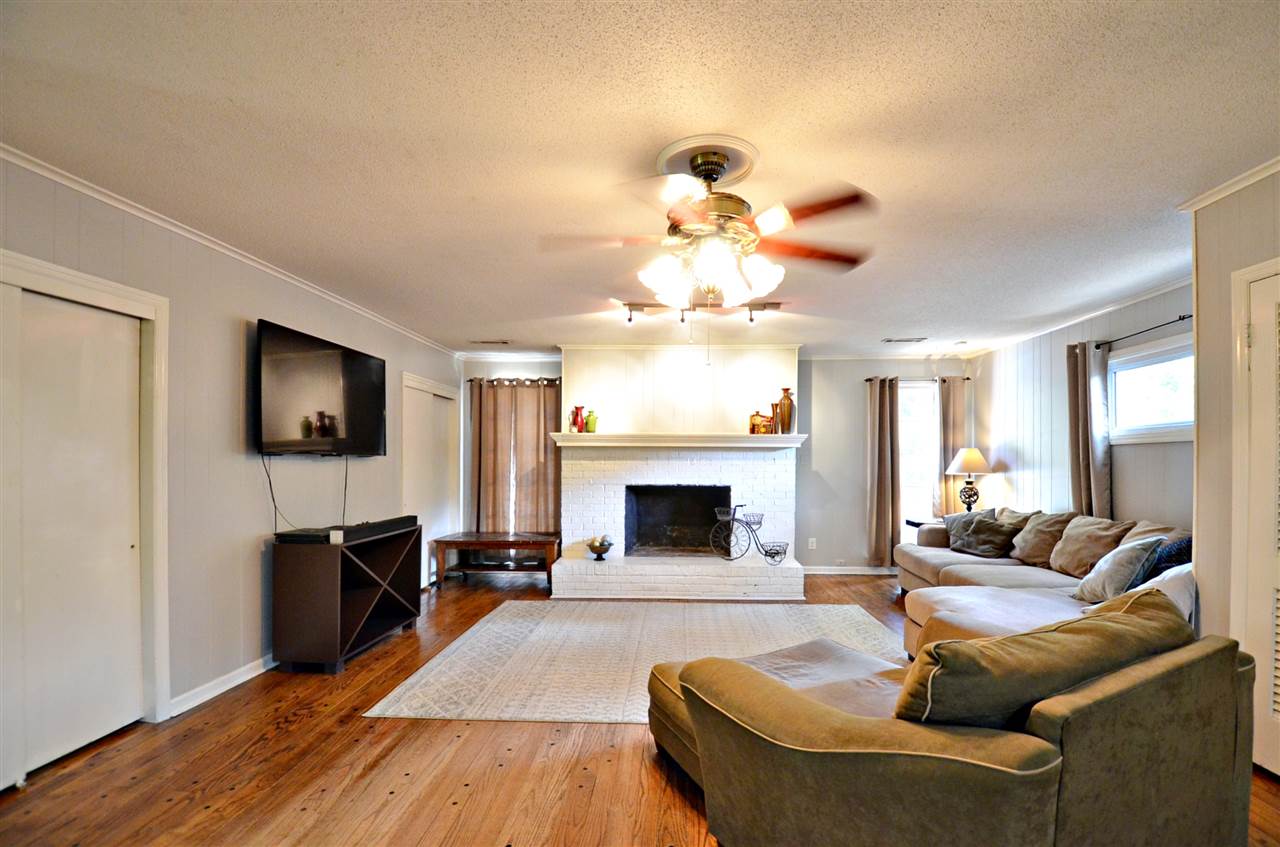 1063 Colonial Road Memphis, TN 38117 - Photo 3 of 25