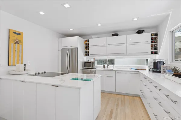 $5,995,000 | 8 Ocean Lane, Amagansett, NY 11930