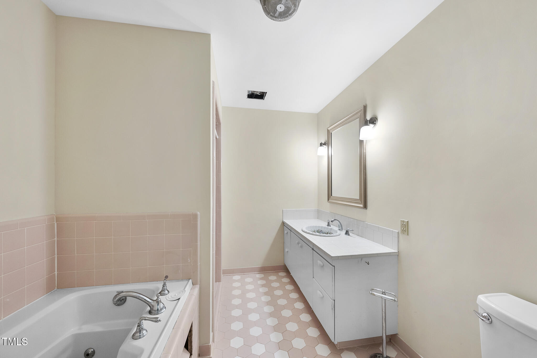 1705 Nottingham Road Raleigh, NC 27607 - Photo 21 of 34 Second Floor Full Bathroom