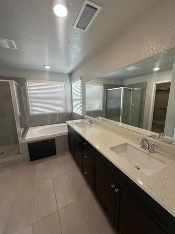 $2,400 | 1325 East Via Viola Way, Fresno, CA 93730