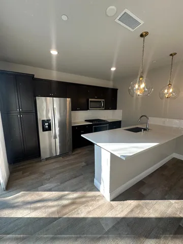 $2,400 | 1325 East Via Viola Way, Fresno, CA 93730