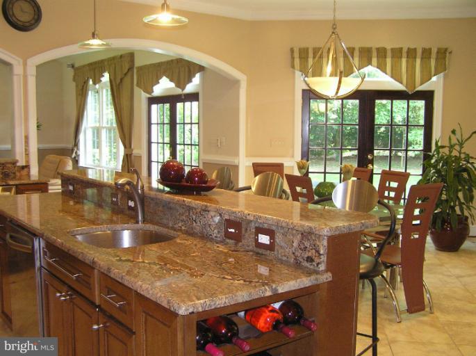 4215 Whitacre Road Fairfax, VA 22032 - Photo 15 of 30 kitchen with eat in area