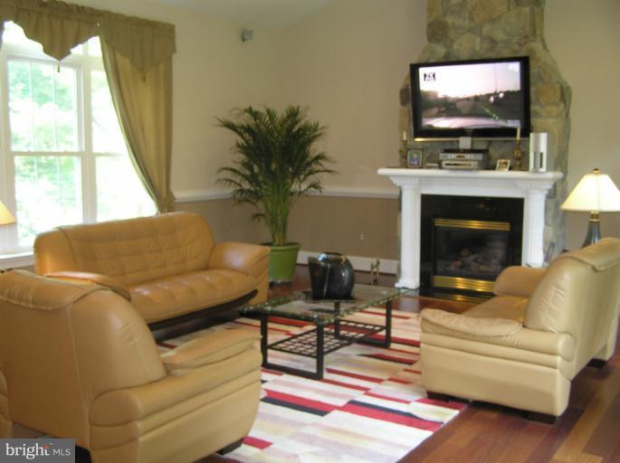 4215 Whitacre Road Fairfax, VA 22032 - Photo 28 of 30 Family Room