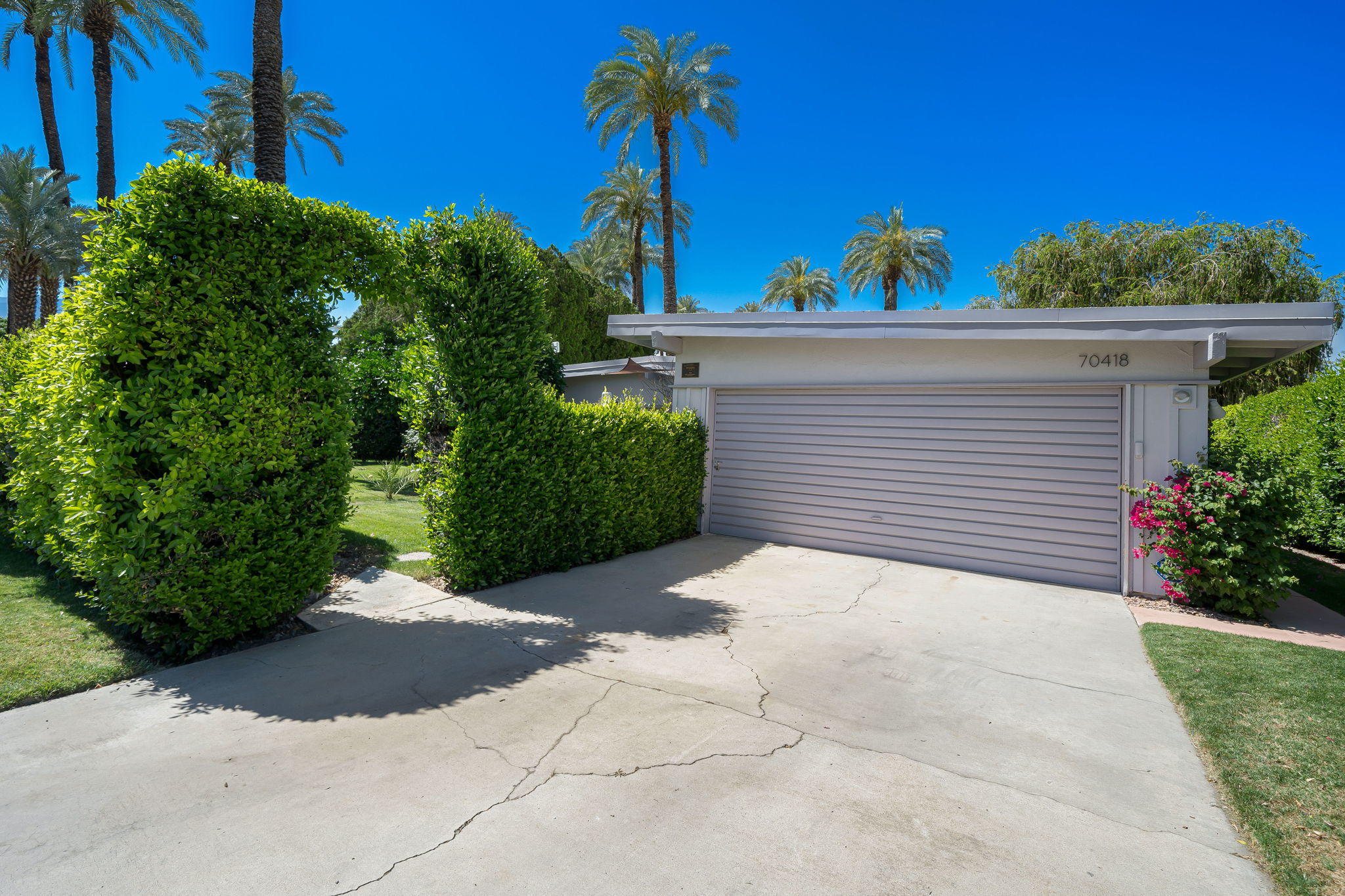 70418 Tamarisk Lane Rancho Mirage, CA 92270 - Photo 13 of 41 a backyard of a house with lots of green space