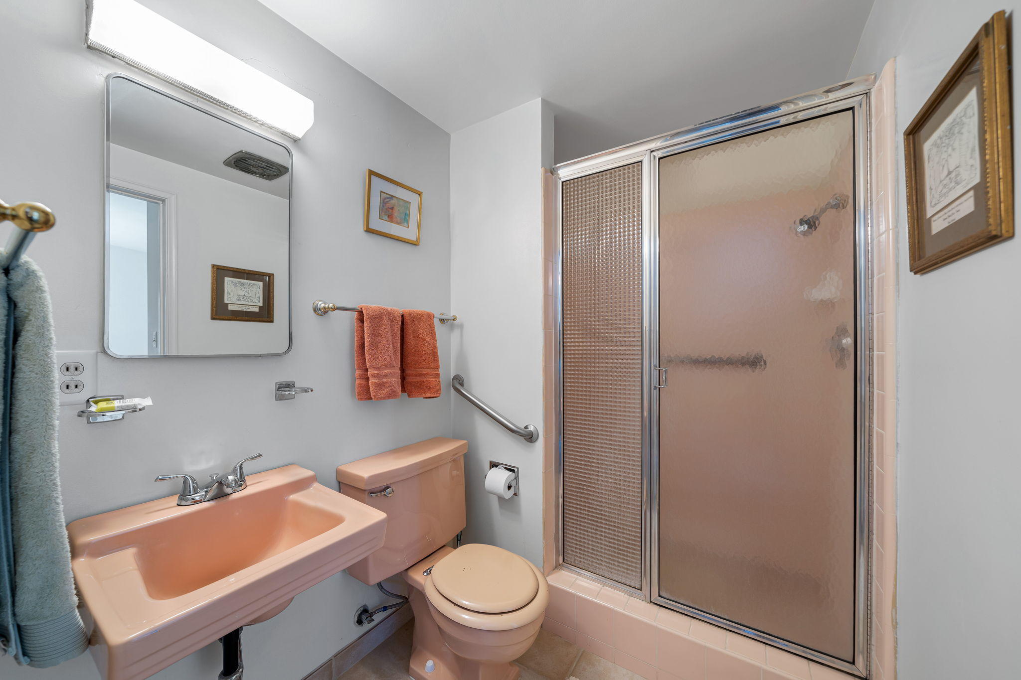 70418 Tamarisk Lane Rancho Mirage, CA 92270 - Photo 35 of 41 a bathroom with a toilet a sink and shower