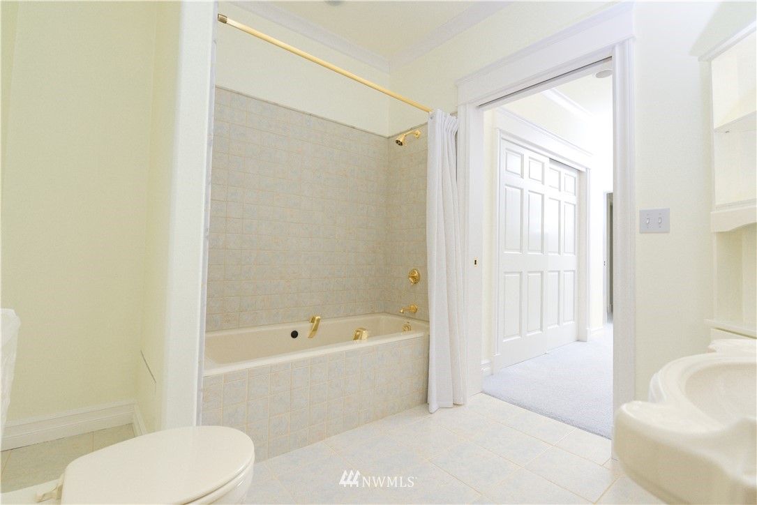 23020 Oso Loop Road Arlington, WA 98223 - Photo 10 of 19 a bathroom with a toilet and a bathtub