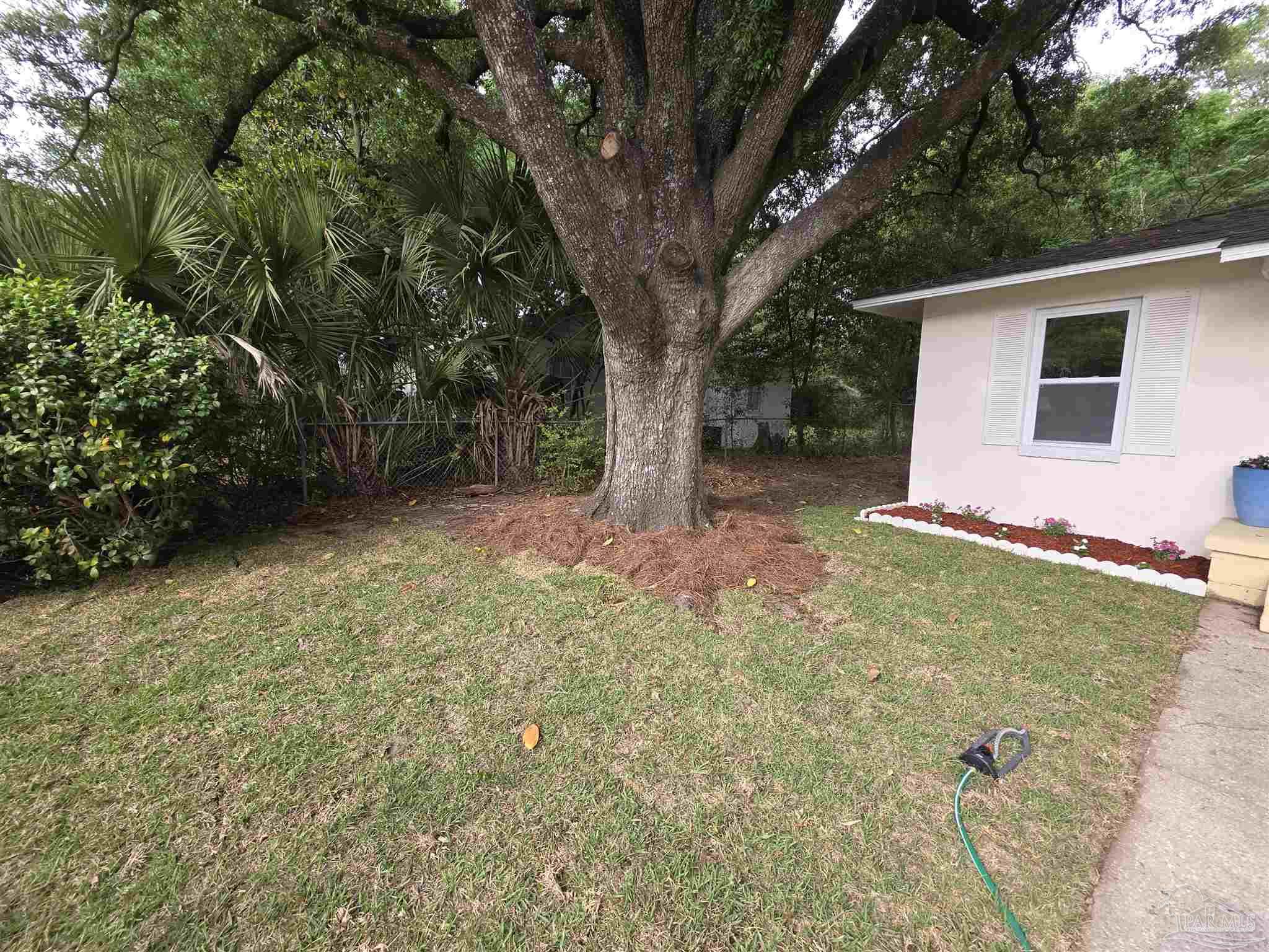 302 Dixie Street Crestview, FL 32536 - Photo 4 of 17 a backyard of a house with lots of green space
