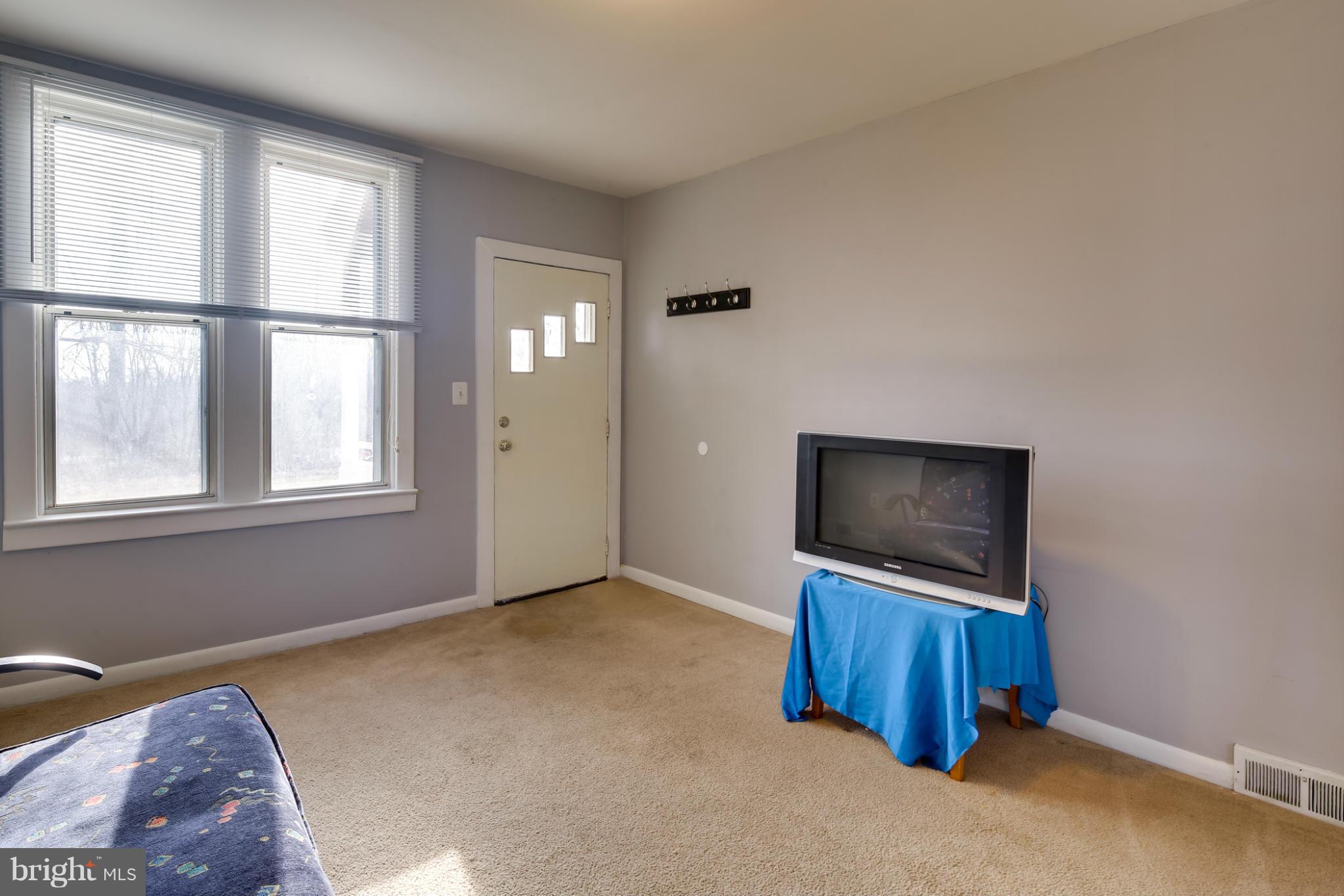 8 Sunset Road Owings Mills, MD 21117 - Photo 10 of 30 Living Room