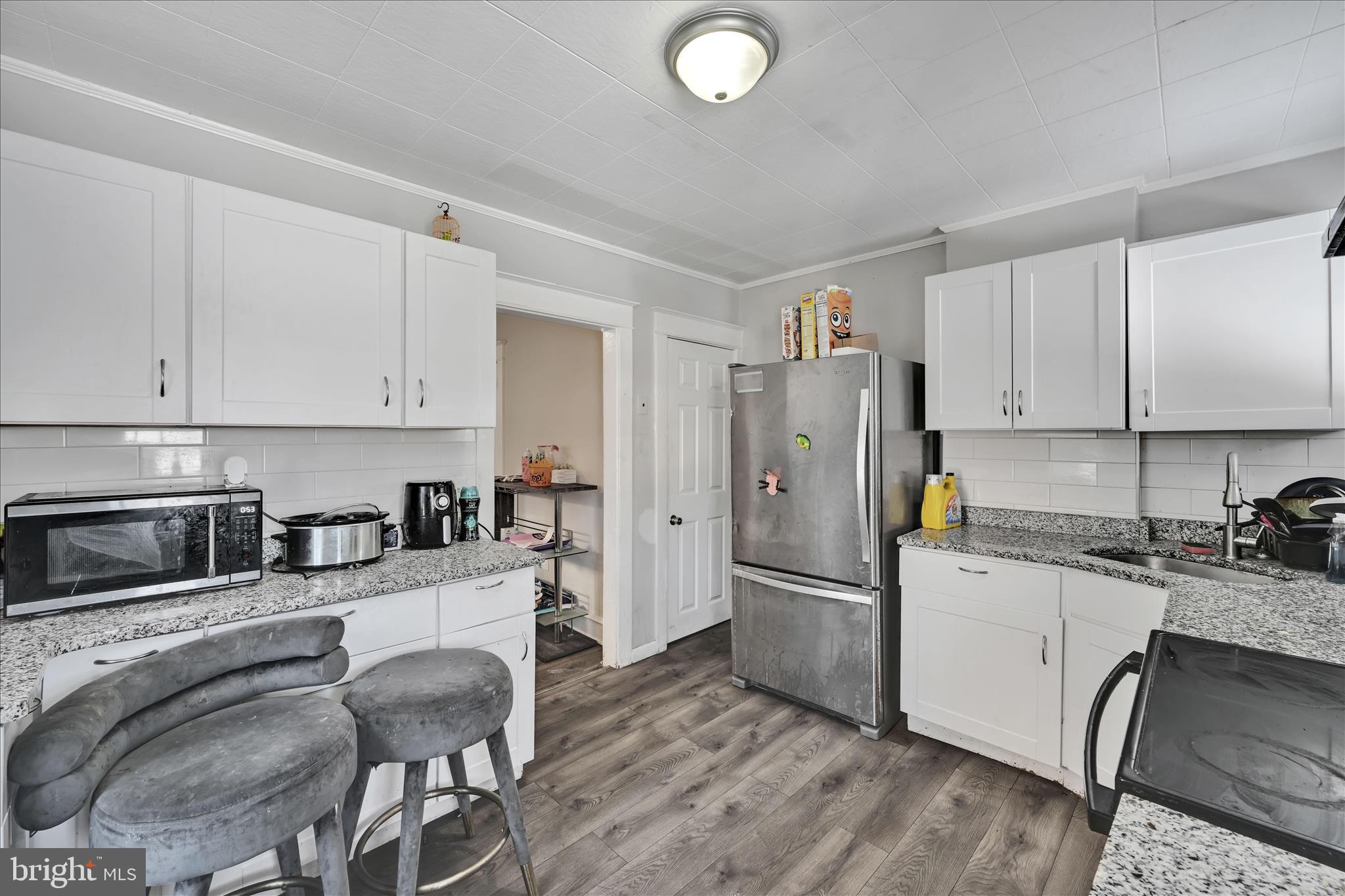 204 East Avon Road Brookhaven, PA 19015 - Photo 10 of 26 a kitchen with granite countertop a refrigerator stove and sink
