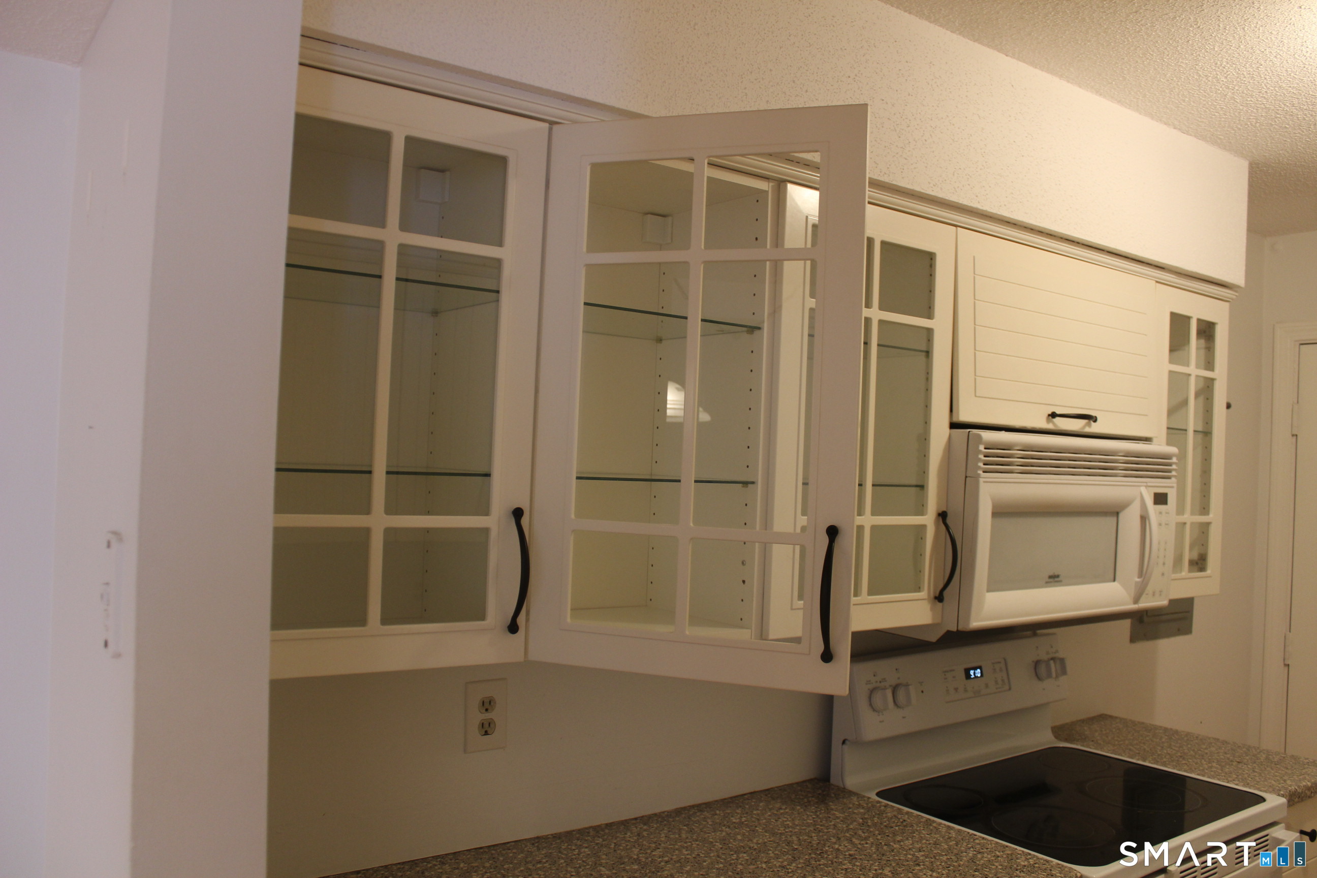 1 Concorde Way, Unit B4 Windsor Locks, CT 06096 - Photo 27 of 40 a bathroom with a bathtub and a shower