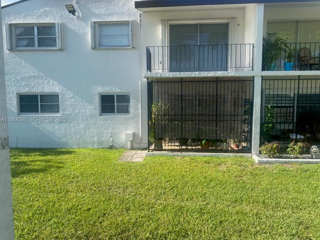 a view of back yard of the house