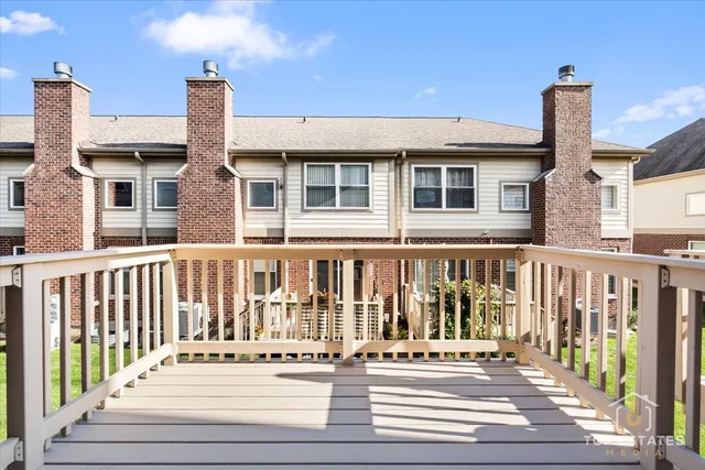 $360,000 | 1631 Pauline Circle, Mundelein, IL 60060