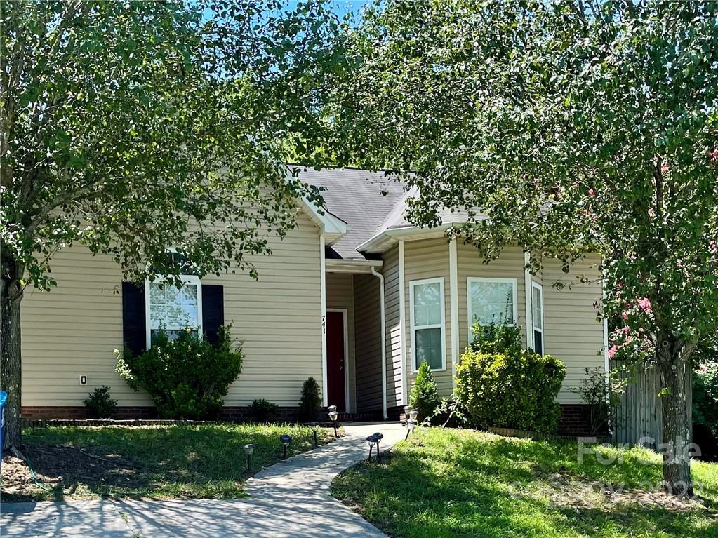a view of a house with yard and plants