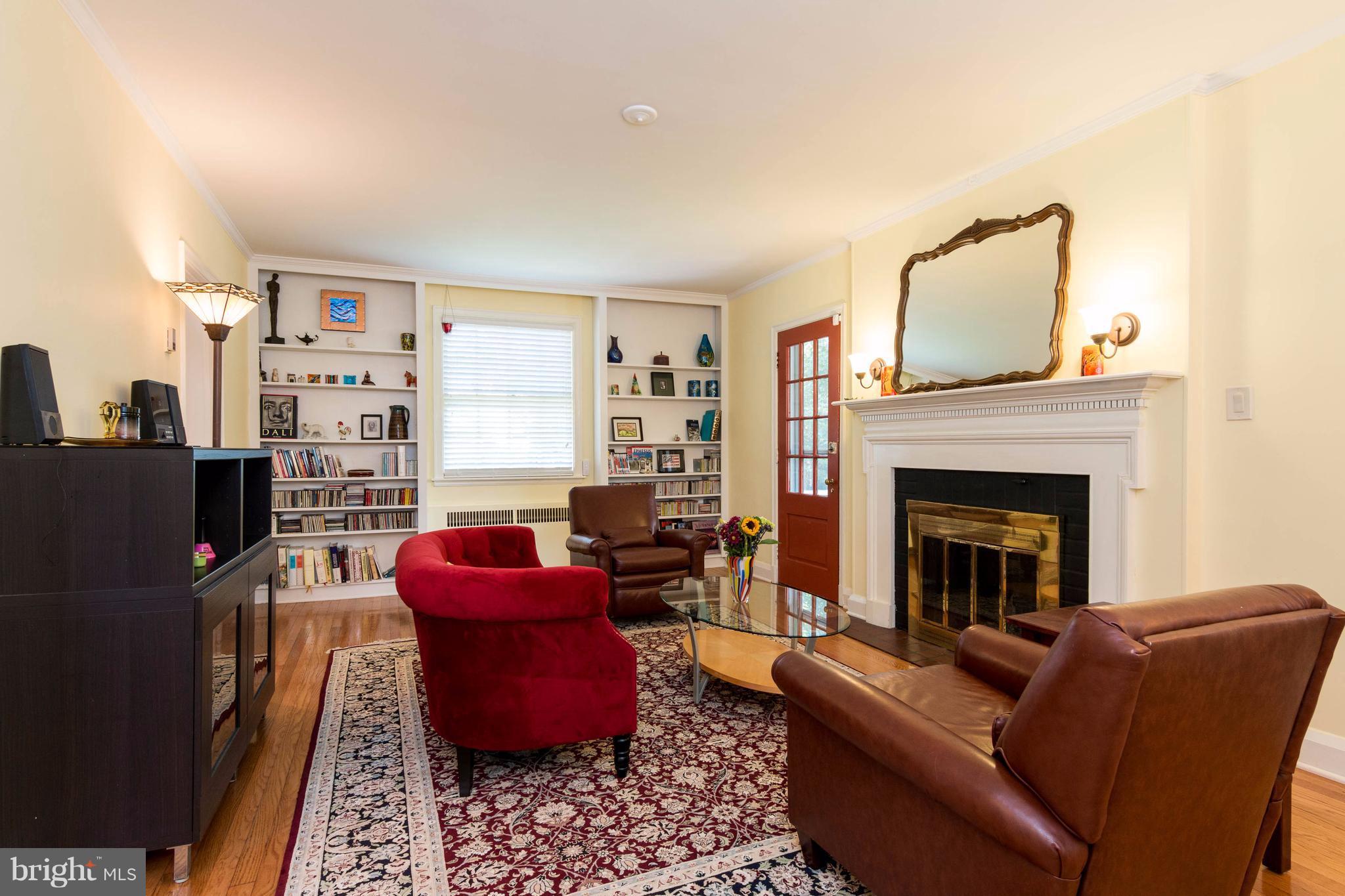 702 St Georges Road Baltimore, MD 21210 - Photo 2 of 21 Living Room