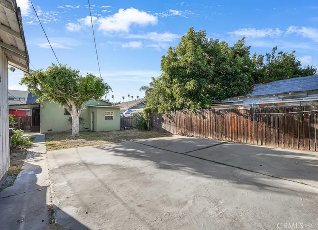 a view of a backyard