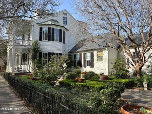 $685,000 | 705 Washington Street, Natchez, MS 39120