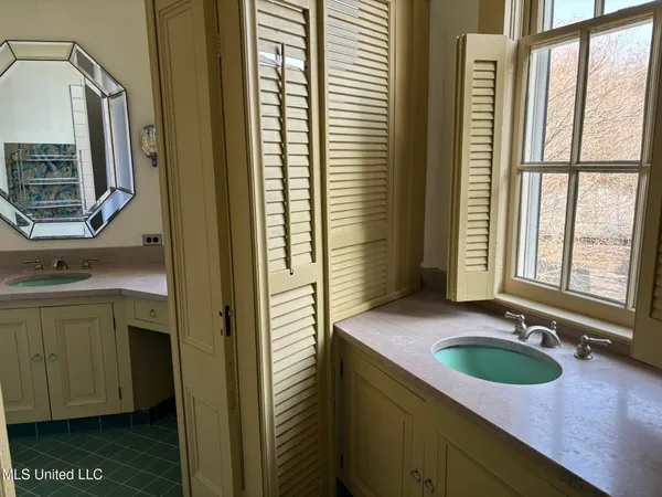 $685,000 | 705 Washington Street, Natchez, MS 39120