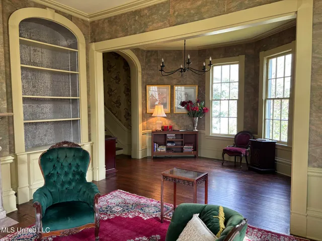 $685,000 | 705 Washington Street, Natchez, MS 39120