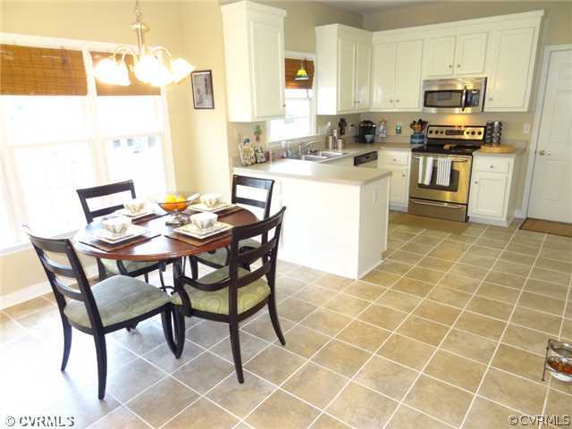 12002 Stamford Road Midlothian, VA 23112 - Photo 5 of 15 Kitchen - THE SPACIOUS EAT-IN KITCHEN INCLUDES 42"