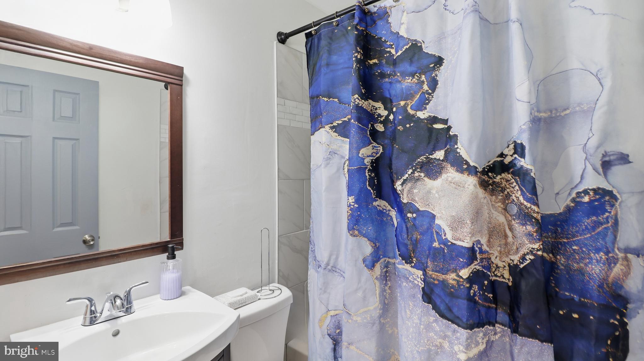 6710 Eilerson Street Clinton, MD 20735 - Photo 19 of 58 Main Floor Hallway Full Bathroom