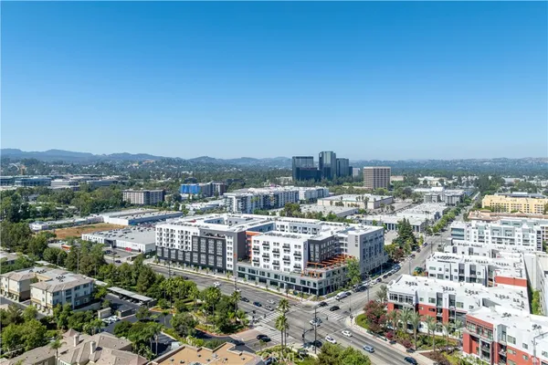 $3,950 | 21010 Erwin Street, Unit 623, Woodland Hills, CA 91367