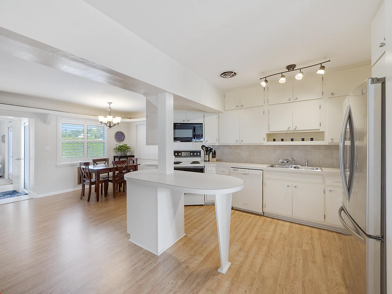 339 Leigh Road West Palm Beach, FL 33405 - Photo 4 of 17 Eat in Kitchen