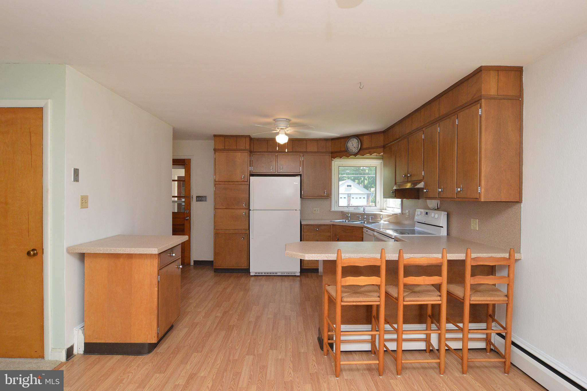 555 Gibraltar Road Reading, PA 19606 - Photo 15 of 40 Peninsula with stools