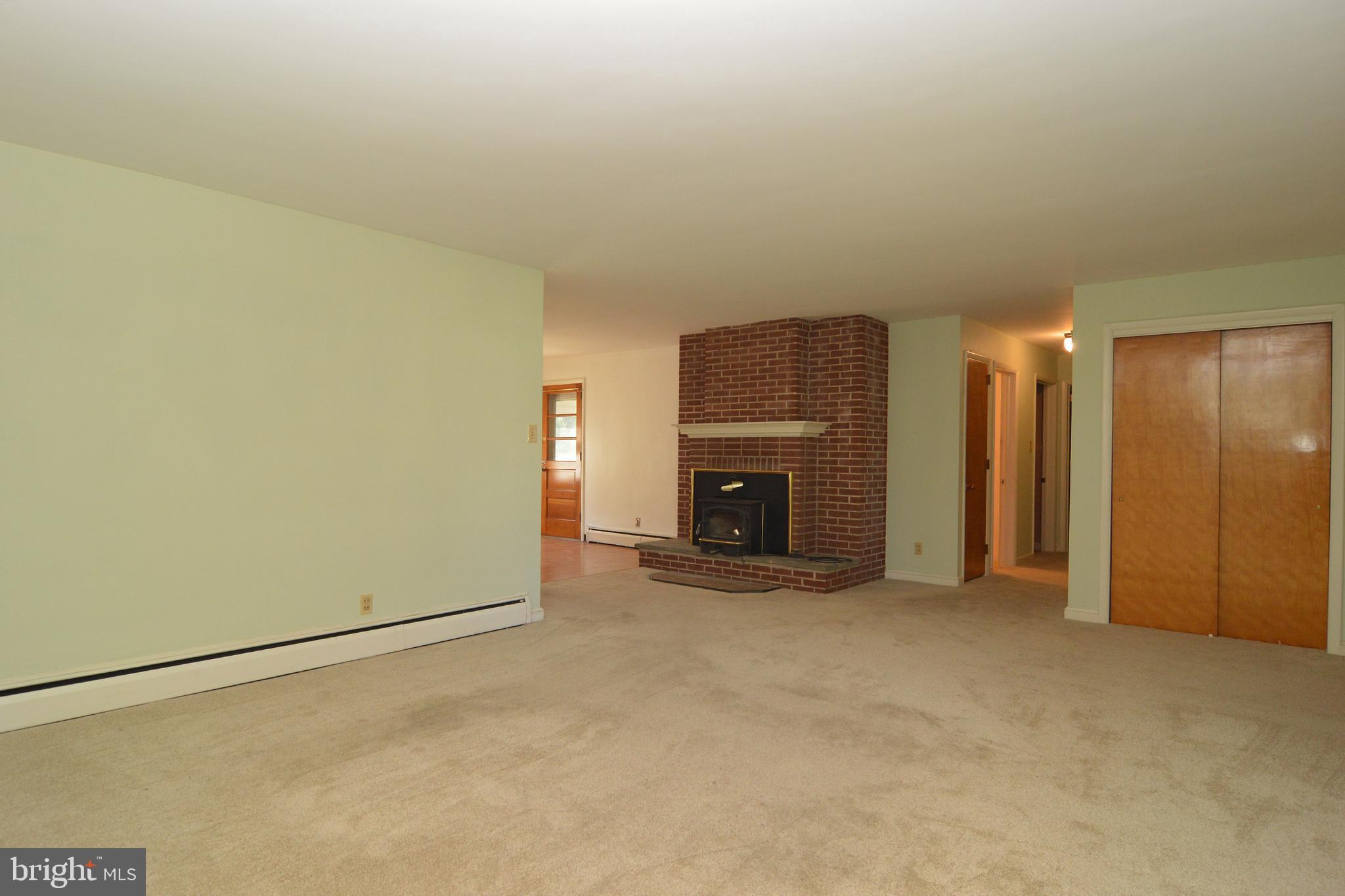 555 Gibraltar Road Reading, PA 19606 - Photo 7 of 40 Living Room