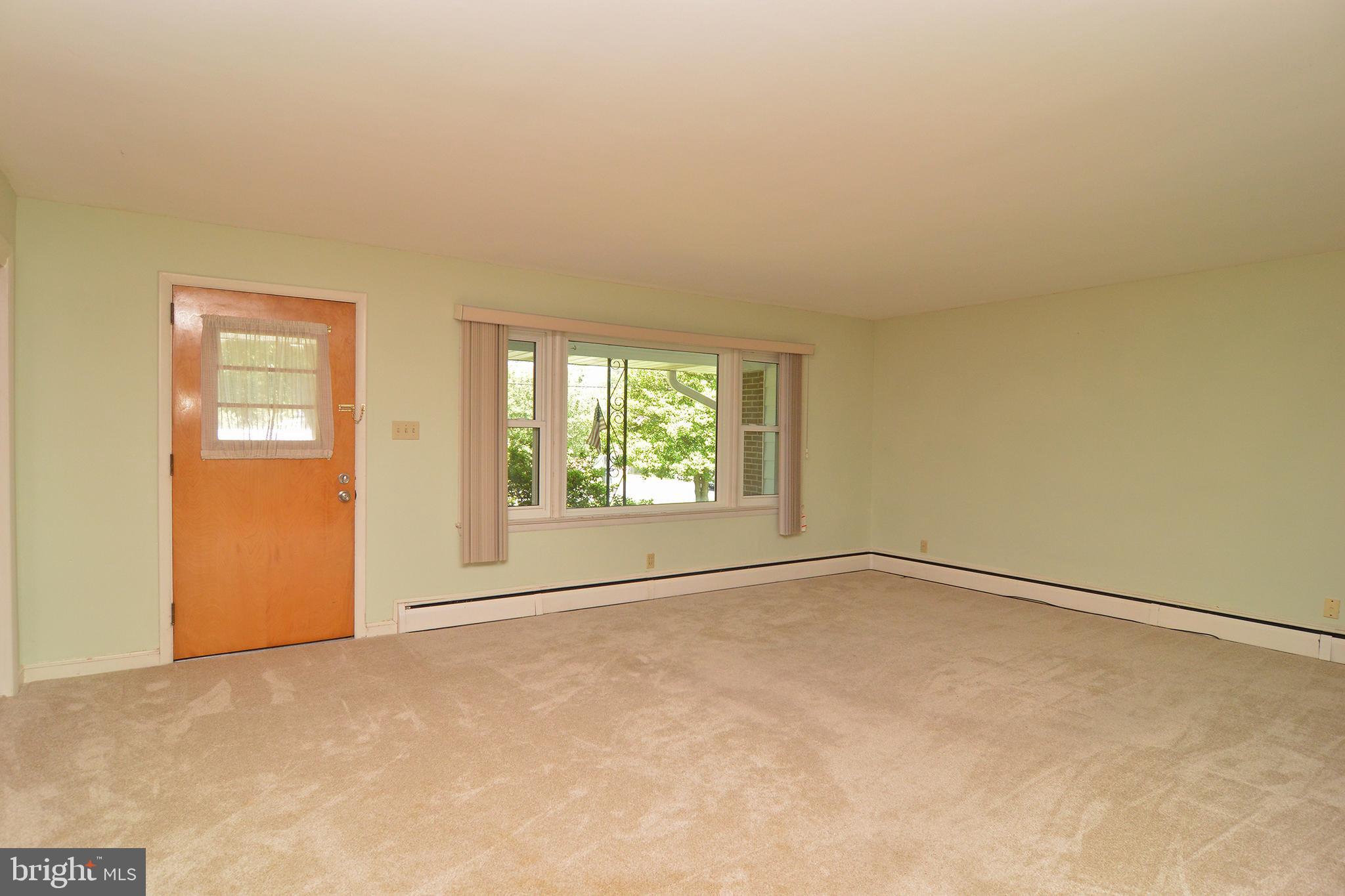 555 Gibraltar Road Reading, PA 19606 - Photo 9 of 40 Living Room