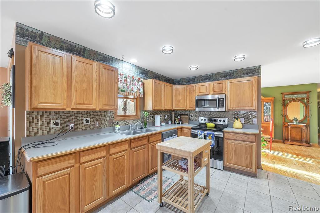 10928 North Nicholson Road Fowlerville, MI 48836 - Photo 11 of 32