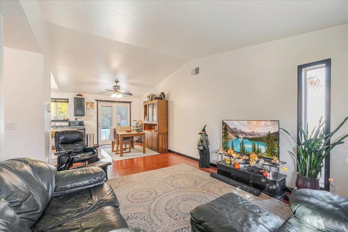 1547 Southwest 33rd Street Redmond, OR 97756 - Photo 10 of 33 07-1547 SW 33rd St -6