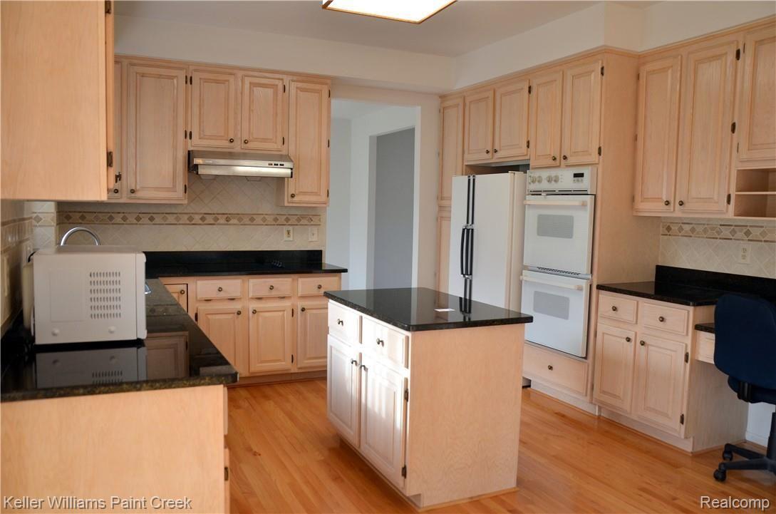 31214 Country Ridge Circle Farmington, MI 48331 - Photo 7 of 35 12kitchen.JPG