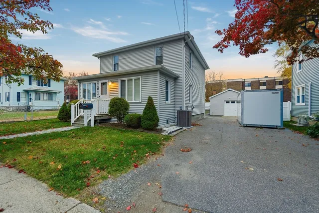 a view of a house with backyard
