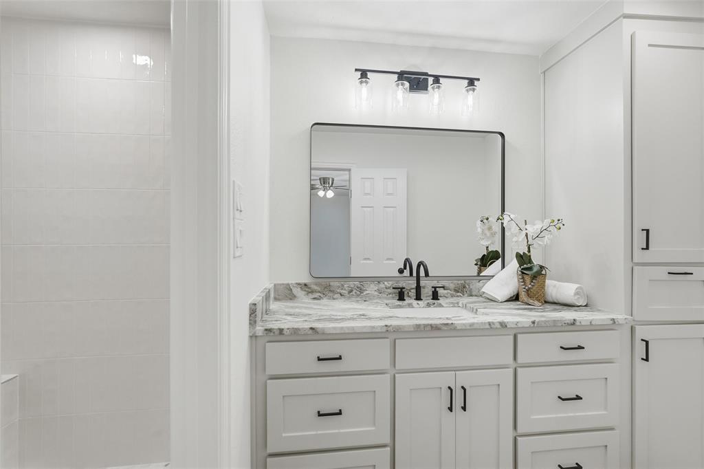 9938 John Flowers Road Wills Point, TX 75169 - Photo 19 of 40 ensuite featuring vanity