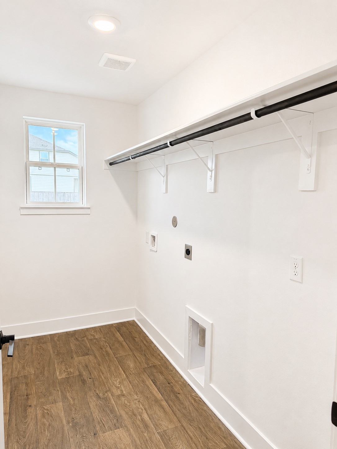 9476 Hard Rock Road Conroe, TX 77303 - Photo 3 of 17 Laundry Room